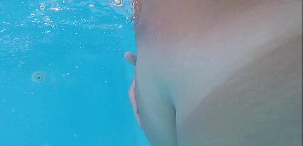 BRINCANDO COM A MULHER NA PISCINA
